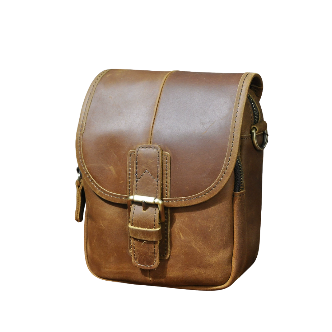Jules | Pochette en cuir compacte à bandoulière avec rabat à boucle