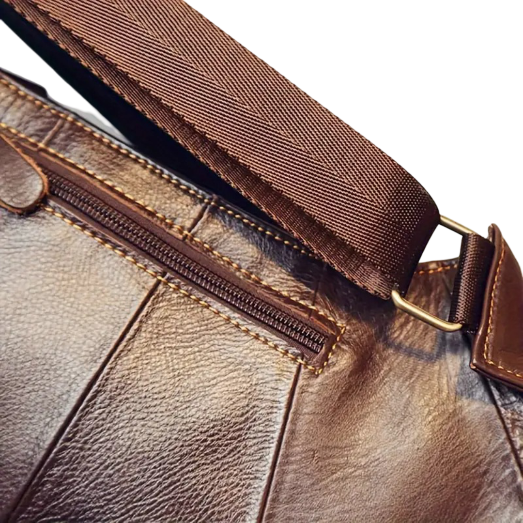 Christian | Sac bandoulière poitrine en cuir vintage